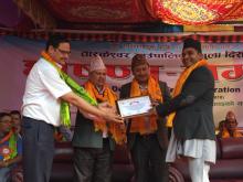 अध्यक्षले सम्मान पत्र लिदै